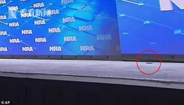 视频|特朗普登台演讲 支持者兴奋过头往台上扔手机