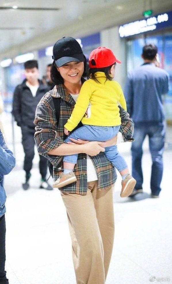 幸福!朱丹带女儿遛弯享受春天 画面温馨有爱惹