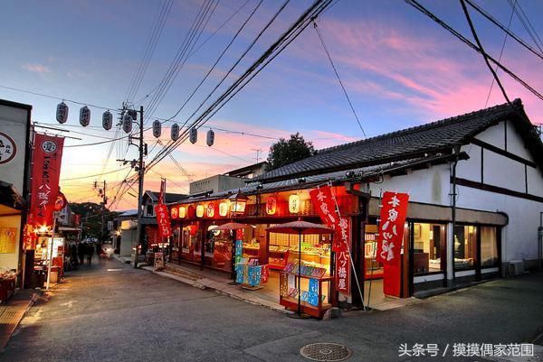 游客去到日本被当地美女一把抱住，导游说了句话，男子不吭声了