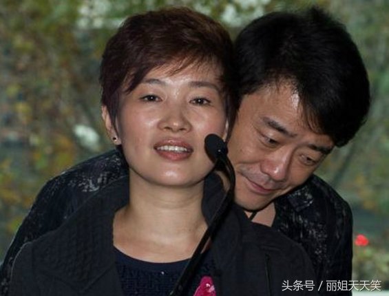 周立波夫妇近照,妻子胡洁身价上亿,整体气场不