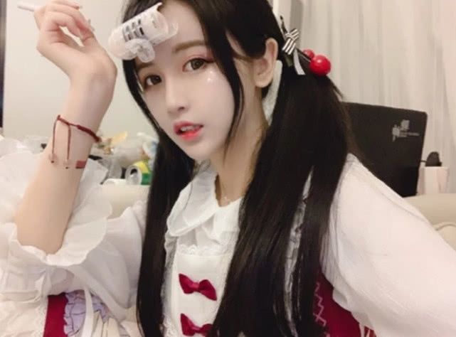 杨清柠真是“花样百出”,75度躺拍照,网友:像个“睡美人”! 皇家娱乐赌场