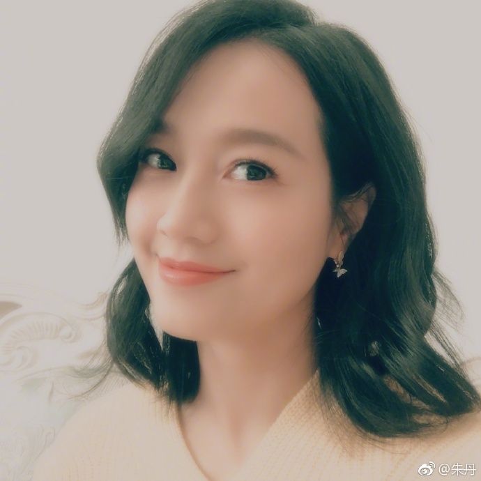 幸福!朱丹带女儿遛弯享受春天 画面温馨有爱惹