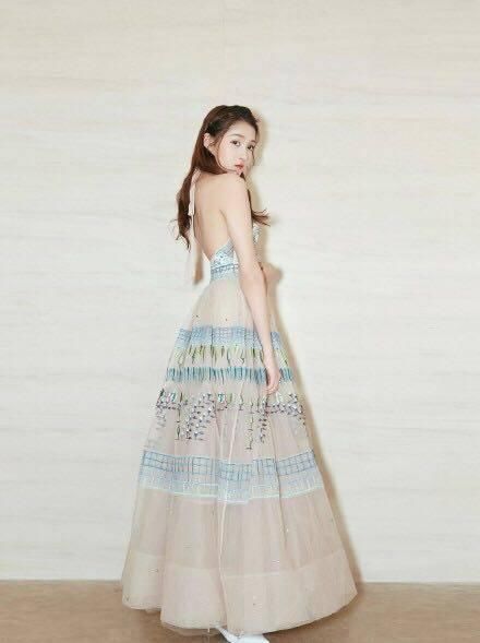 关晓彤不再是红地毯穿搭黑洞,电影节的造型让