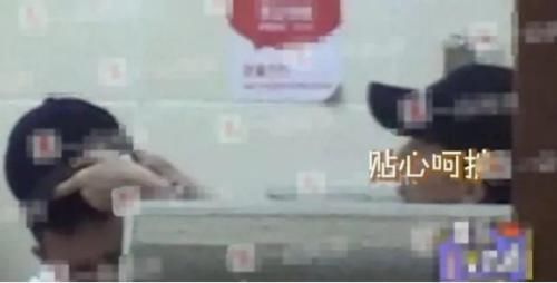 36岁文章现身机场，肩膀宽厚手臂都是肌肉，身材健硕很有男人味