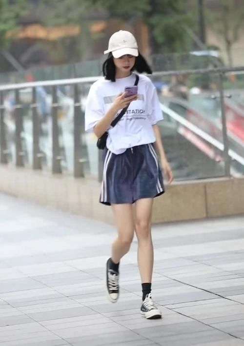 小姐姐身上穿了一件白色的短袖,小姐姐的大长腿插图 小姐姐身上穿了一件白色的短袖,小姐姐的大长腿插图