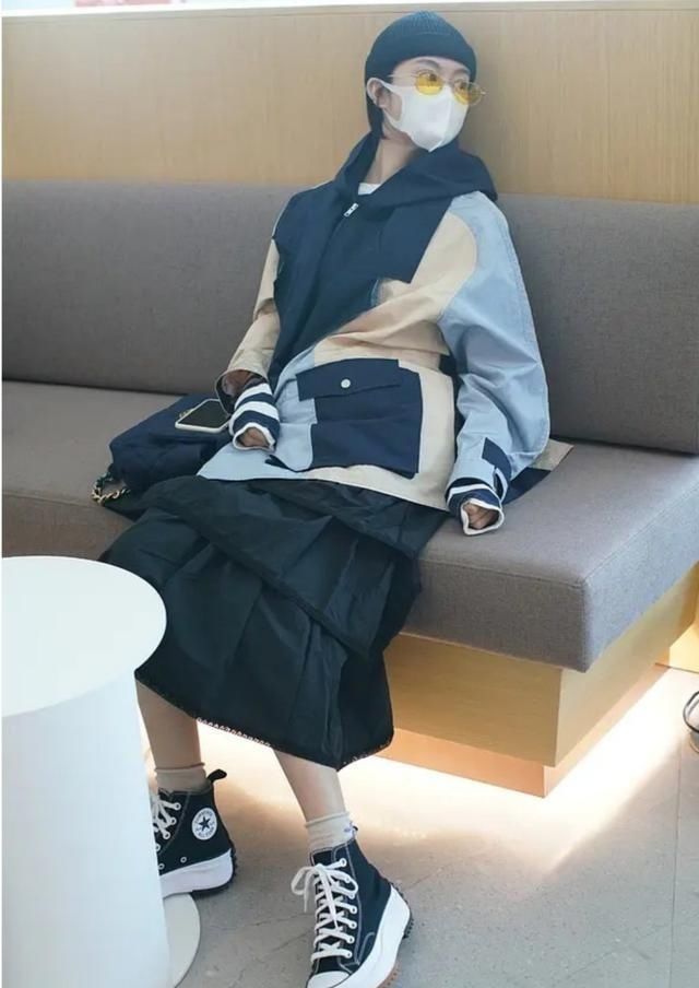 姐姐团综为避嫌分批抵达？录制地竟在海岸设保安，网友评论太爆笑