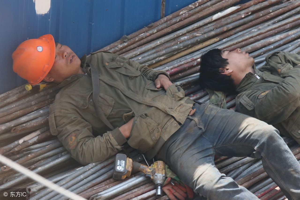 天气越来越热，如果你看到农民工兄弟在这样休息，请别打扰他们吧