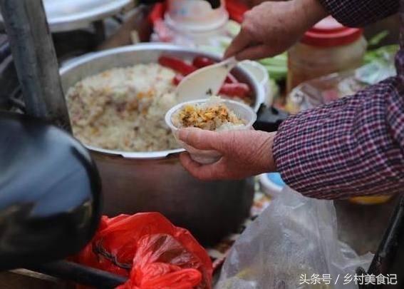 68岁老奶奶每天推着小车卖“特色米饭”一份11元，1小时就卖完了