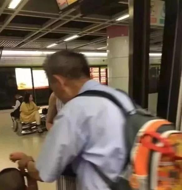 地铁在乘客男童尿尿!家长还怼女生:他憋不住你鞋安检脱车厢图片