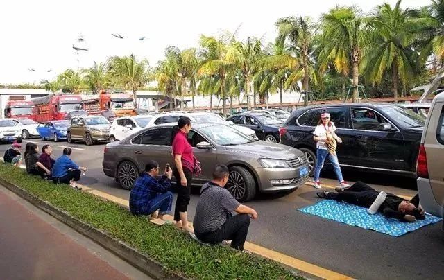 海南万车大滞留，海口到深圳机票近两万，还要中转哈尔滨!