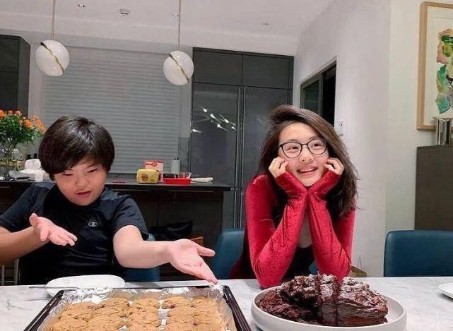 黄多多遭网络暴力后变胆小!带耳环不敢露出来,穿连衣裙比妈妈还老气!