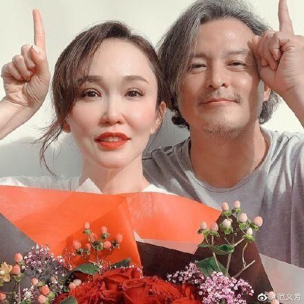 庆结婚11周年 范文芳与老公甜蜜亲吻秀恩爱