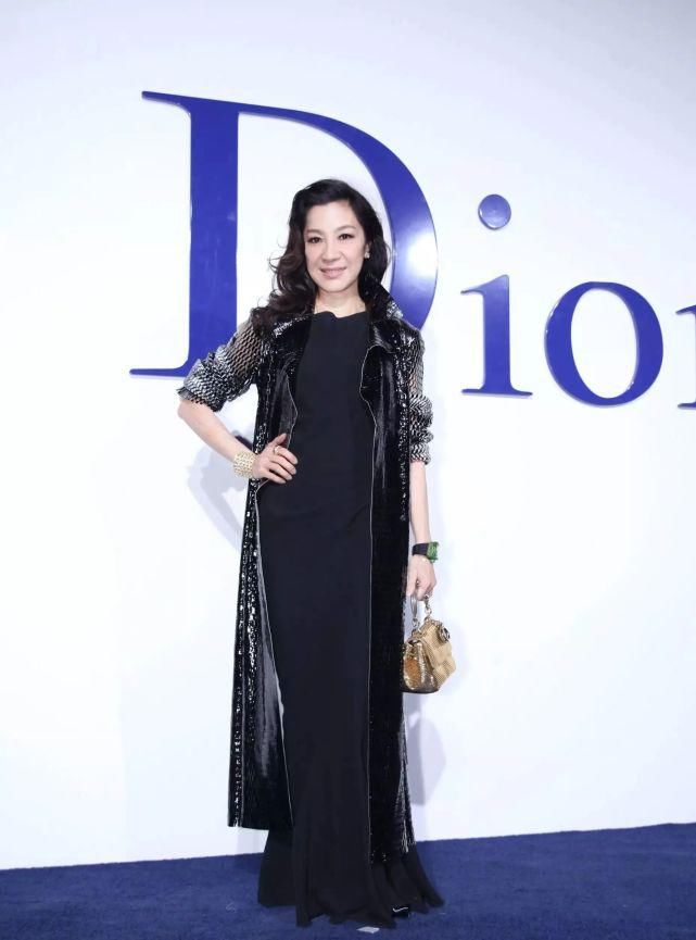 杨紫琼的实力让人惊艳，穿蓝色抹胸礼服裙，美过身旁范冰冰！