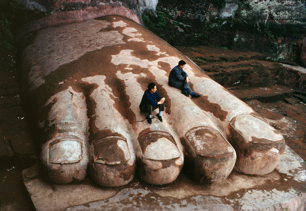 1980年的乐山大佛 还有游客在大佛身上爬来爬去