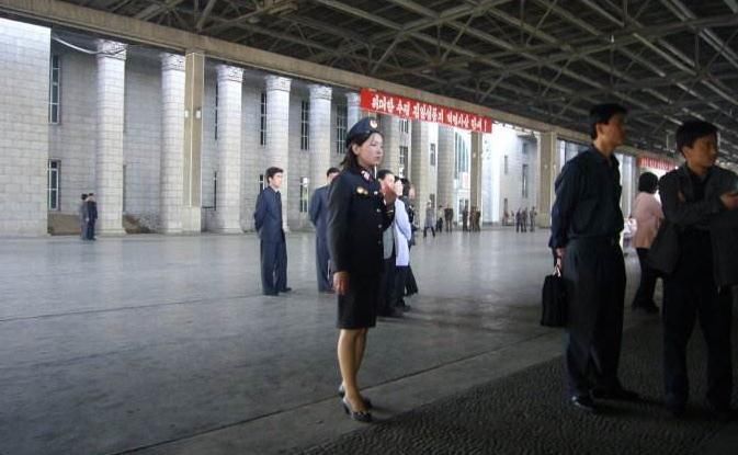 朝鲜: 带大檐帽的女人都很能干