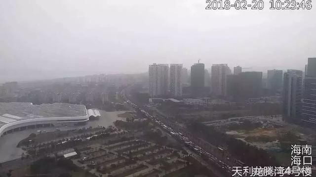 海南发生了什么？1万辆车滞留街头车主吃睡在路边