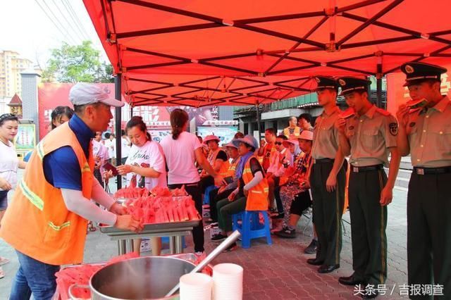 酷暑中环卫工人依然坚守,珲春社区、武警、少