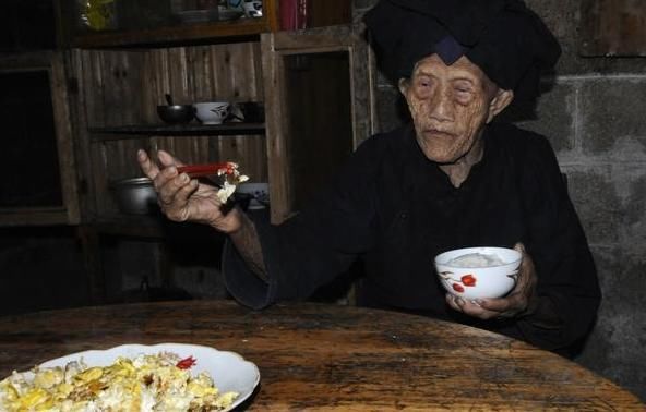 农村老太活了130岁，说出秘籍网友直呼不可思议