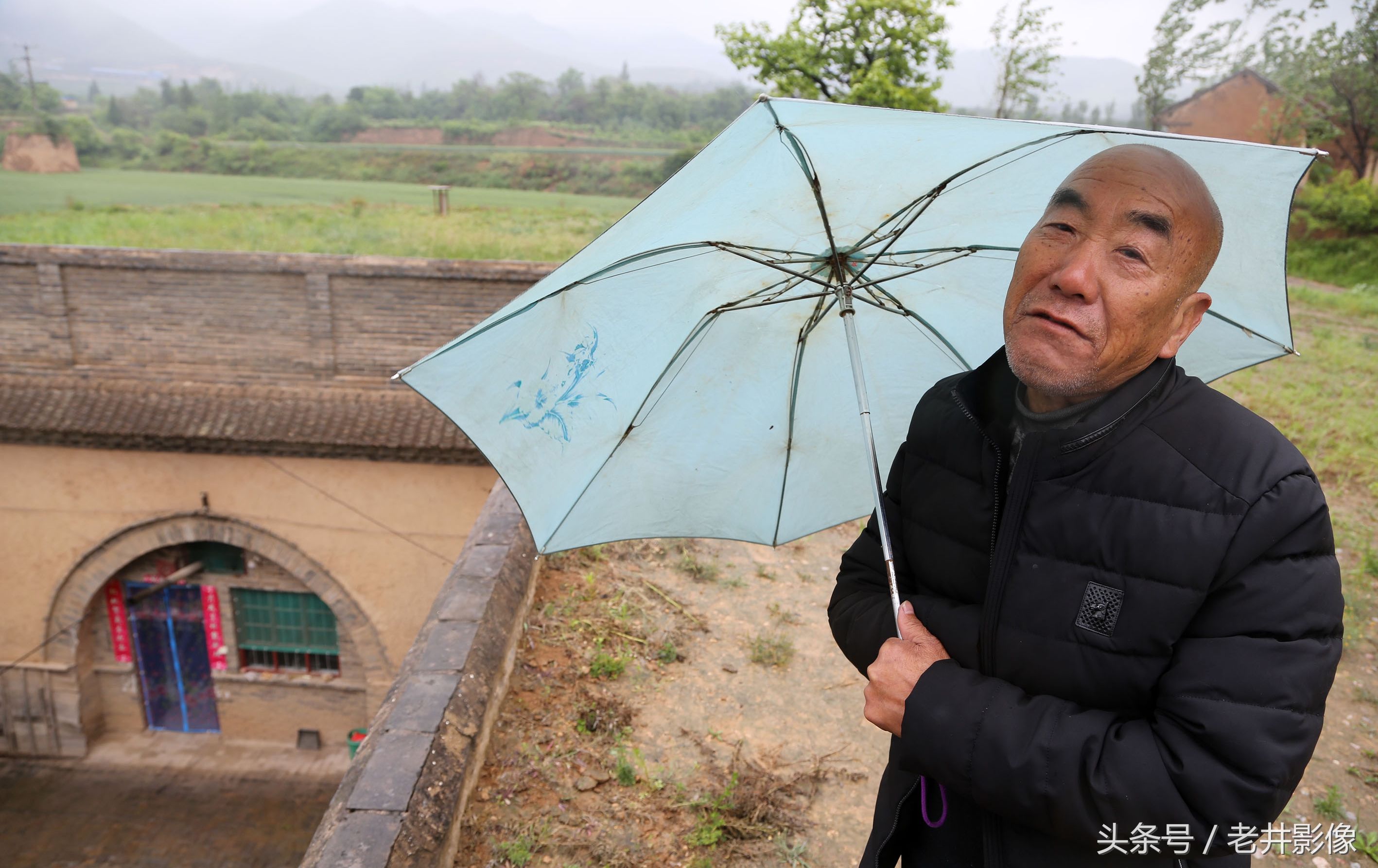 山西农村76岁老人冒雨带你探秘4000年地坑院，如何排水通风排烟