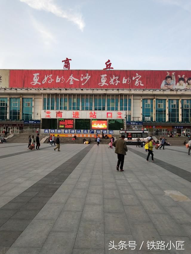 京九高铁停靠商丘站和商丘新区站，同时路过河南濮阳