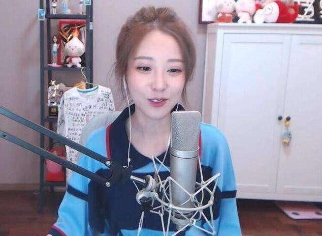 央视点名冯提莫?因会计门斗鱼一姐再登央视