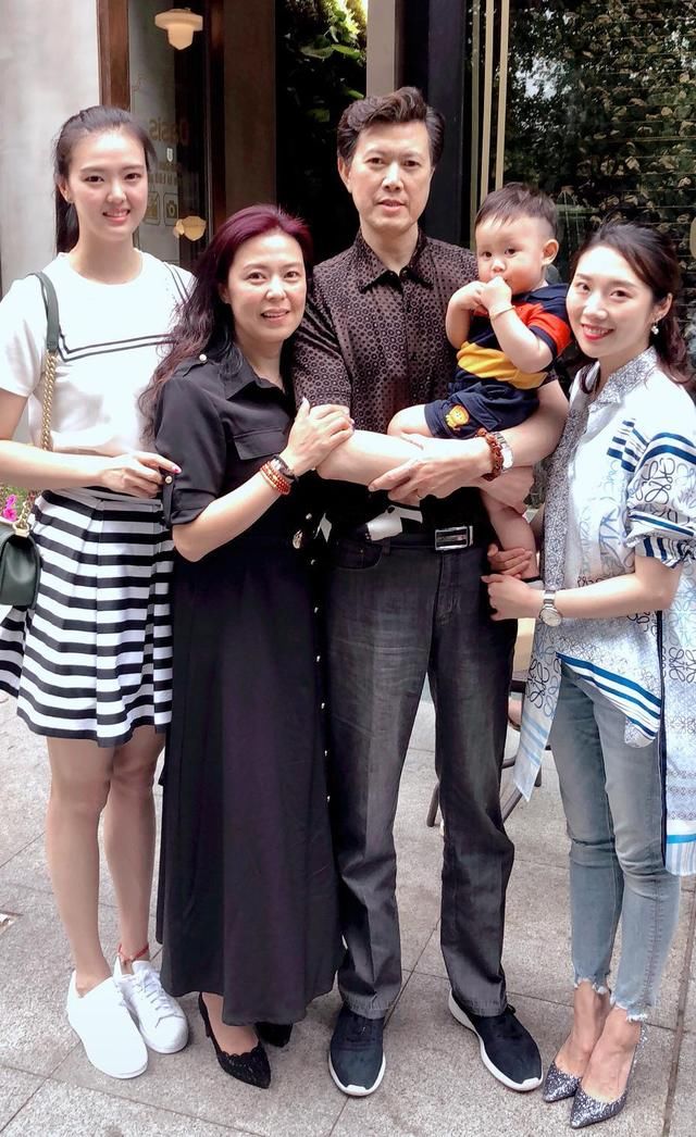 还记得去年中国女排在大冠军杯上,是怎么欺负韩国女排的。彼时朱袁张皆在,加上状态神勇的曾春蕾等,女排一度15-0领先韩国,并创造25-4横扫韩国女排的记录。而如今呢,两位主力都不在,一个现身机场,害羞的面对摄像机;另一个在休息,晒出了最美全家福。