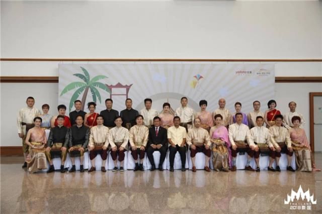 世界日报头版头条，近4000中国游客被泰国总理亲自接待并互赠礼物