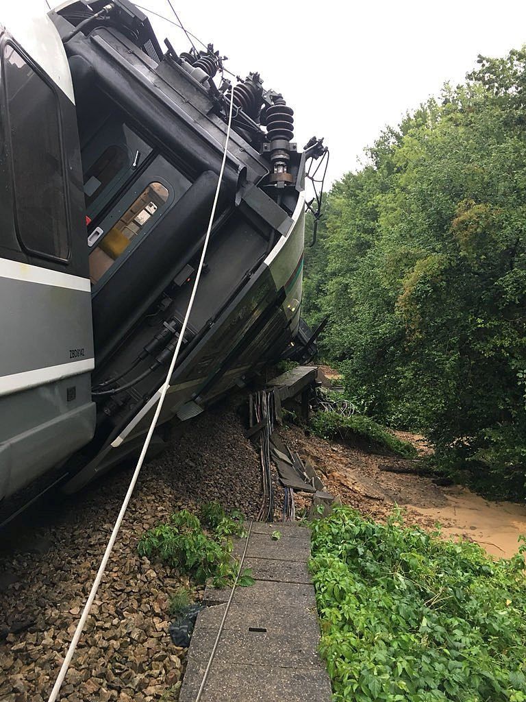 巴黎郊区一火车部分车厢脱轨翻车 造成7人受伤