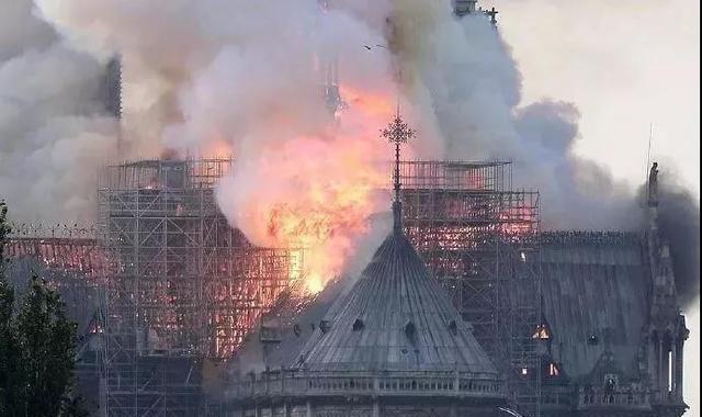 800多年历史的法国巴黎圣母院被烧,塔尖在火中