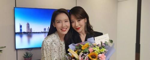 38岁高露杀青宴真放得开，穿衬衫配长裤，跟陈紫函玩亲嘴美得不敢看