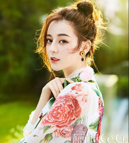 迪丽热巴扎丸子头温柔出镜 烈焰红唇婀娜身姿