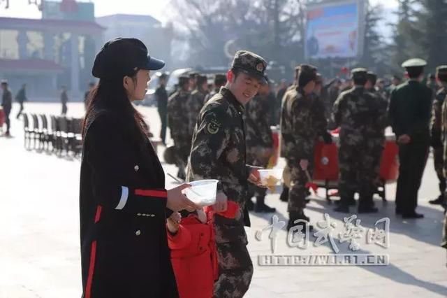 军营“美食一条街”,官兵吃啥都免费 “摊位”口味多好吃