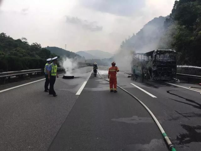 险！载64人客车高速路上发生自燃！