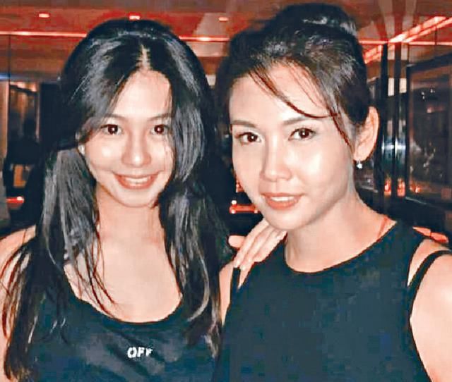 邱淑贞女儿越来越美,晚会造型港味十足,与妈妈如同复制粘贴