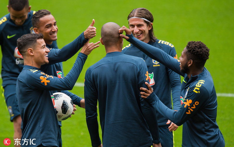 巴西国家队备战世界杯 热苏斯调皮做鬼脸