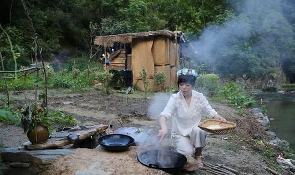 90后美女独住山上茅草屋，穿古装直播自己种菜做饭，一个月赚2万