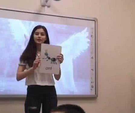 最美幼师走红,撞脸Angelababy,网友:比杨颖美