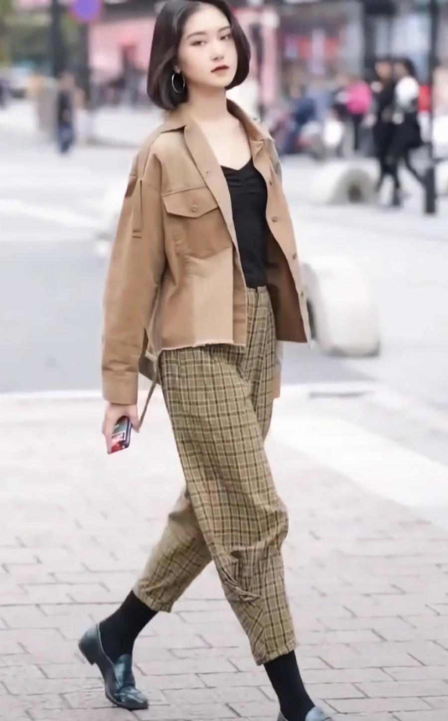 阔腿裤算什么, 小姐姐直接缝成夹脚裤穿, 露出