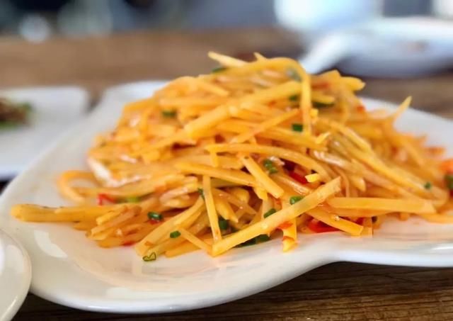 这座民宿位于玉龙雪山脚下第一村旁，是99％的游客都不知道的秘境