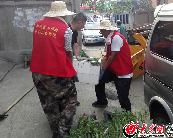 岱庙街道金星社区计生协会志愿者助力创城