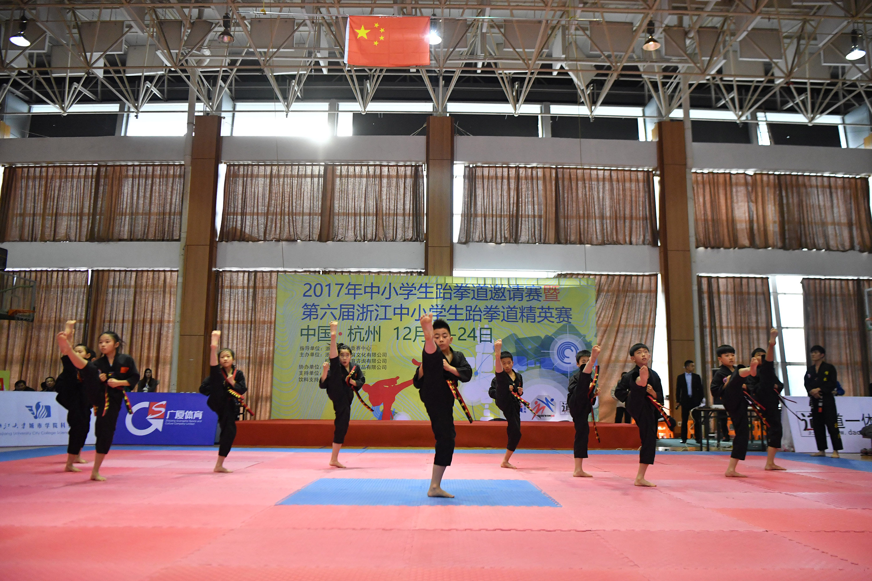 杭州办了场中小学跆拳道比赛,快腿王、击破、
