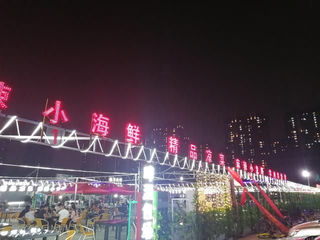 郑州北区吃夜市，咋能少得了怼俩老砂锅，撩几盘电烤肉呢？