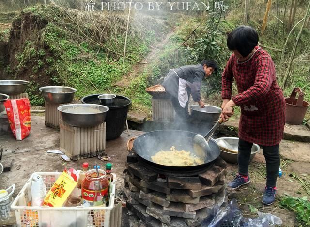 重庆农村一位大爷的八十大寿坝坝宴，四方乡邻做八层蛋糕相贺