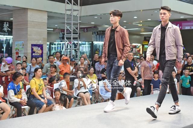 义乌篁园服装市场开出直播间引30万粉丝围观