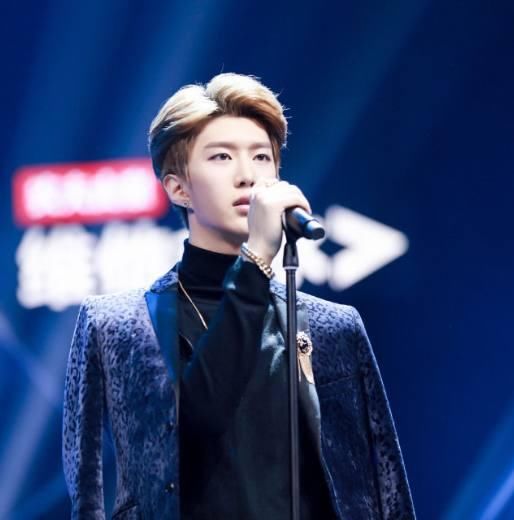 范丞丞生日粉丝提前半个月开始为其预热,牌面