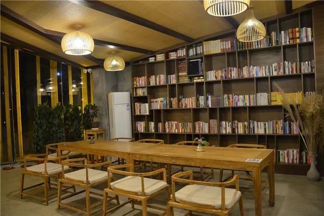 从废弃小学到绝美民宿！千亩稻田环绕、山泉水无边泳池，这间酒店