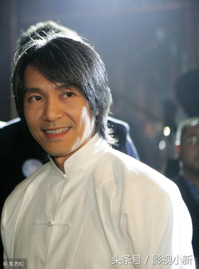 周星驰最新近照流出，助理爆料比以前又瘦了20斤而且头发已经发白_【快资讯】