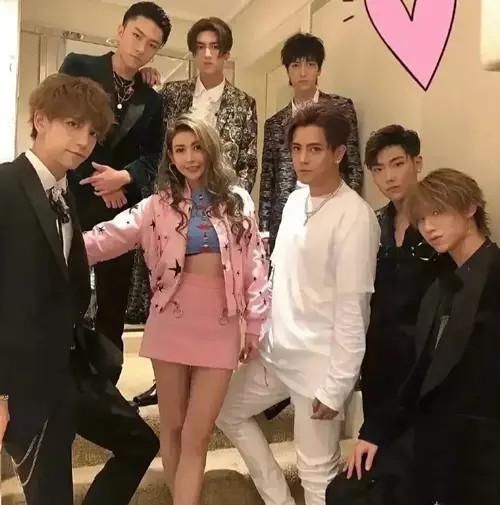 现在再看罗志祥与女星的合影，就算是正经的关系-也可能会受到质疑