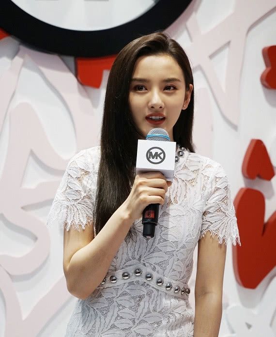 宋祖儿穿白色连衣裙亮相活动,披肩长发如云飘逸,变成清纯少女 e世博官方网站