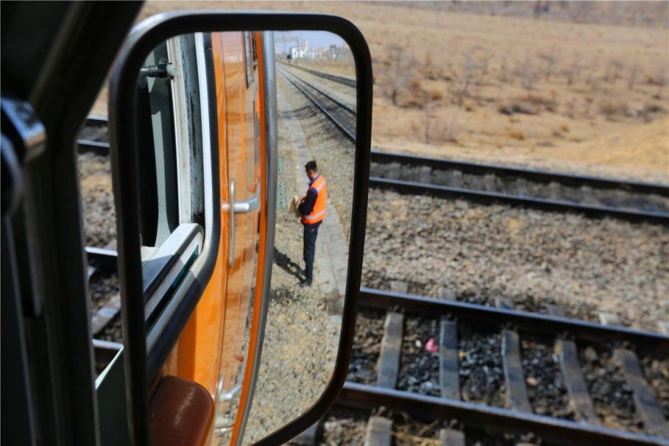 蒙古国火车司机开上中国新机头 有空调还能烧